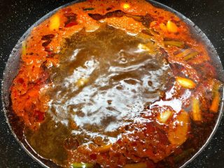 11、水煮肉片,水开以后,加入适量盐和适量鸡精