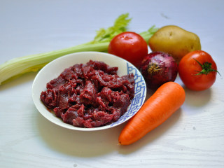 1、番茄牛肉杂蔬汤,材料准备好