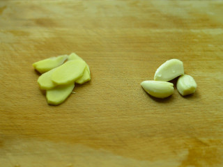 2、番茄牛肉杂蔬汤,将切片，蒜剥去外皮