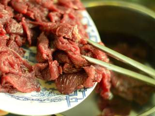 3、番茄牛肉杂蔬汤,牛肉冷水入锅