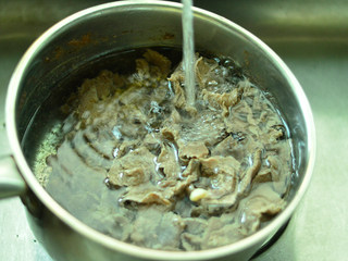 5、番茄牛肉杂蔬汤,用清水冲洗掉浮沫