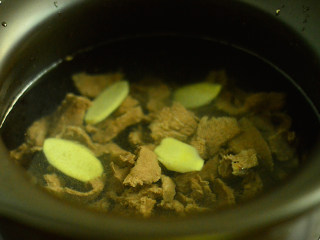 6、番茄牛肉杂蔬汤,将冲洗干净的牛肉放入煲锅中，注入水，放入姜片，大火烧开，小火煮30分钟