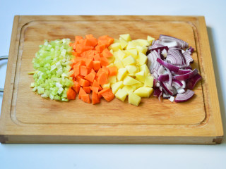 7、番茄牛肉杂蔬汤,蔬菜全部切小丁