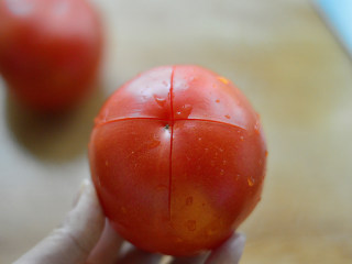 8、番茄牛肉杂蔬汤,番茄洗净划十字