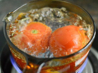 9、番茄牛肉杂蔬汤,放入滚水中煮1分钟