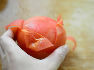 10、番茄牛肉杂蔬汤,撕掉外皮