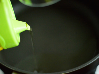 12、番茄牛肉杂蔬汤,锅里倒入油