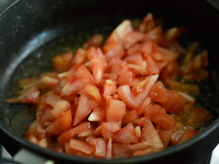 13、番茄牛肉杂蔬汤,烧热后放入番茄丁