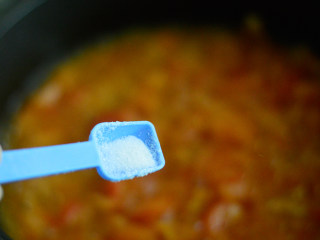 15、番茄牛肉杂蔬汤,调入少许盐