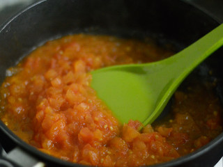 16、番茄牛肉杂蔬汤,炒至番茄软烂，汤汁浓稠关火