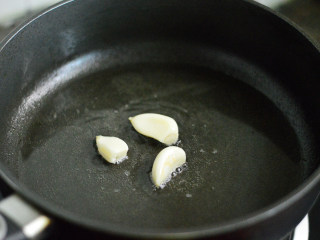 18、番茄牛肉杂蔬汤,锅里重新放油，放蒜头爆香