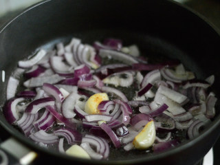 19、番茄牛肉杂蔬汤,放入洋葱拌炒