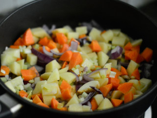 20、番茄牛肉杂蔬汤,放入土豆、胡萝卜、西芹翻炒均匀