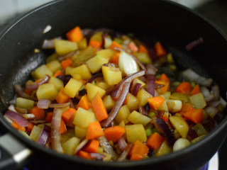 21、番茄牛肉杂蔬汤,调入酱油