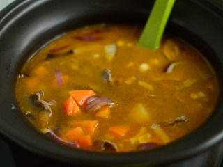 23、番茄牛肉杂蔬汤,炒匀后放入牛肉汤里，继续煲30分钟