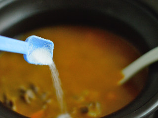 24、番茄牛肉杂蔬汤,30分钟后调入盐