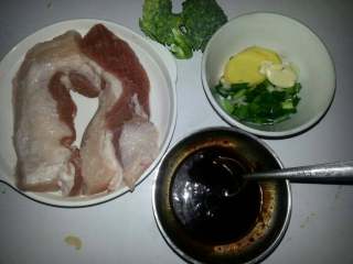 1、蜜汁叉烧,材料、（五花肉去皮洗干净、然后用干净毛巾或厨房纸巾吸干水、瓷碗裝有姜几片、蒜几粒、葱花。酱料:铁碗内装有黄糖碎少许、白酒2小勺、蜂蜜2勺、叉烧酱3勺、盐1勺）