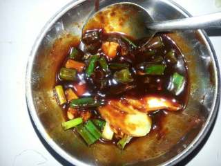 2、蜜汁叉烧,瓷碗倒在铁碗中搅拌