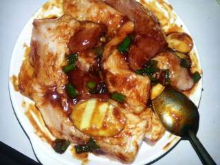 3、蜜汁叉烧,然后将铁碗的倒在五花肉中搅均匀、让肉沾上酱料。提前腌制3小时以上即可。