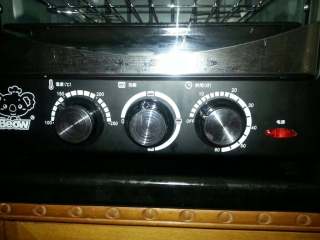 4、蜜汁叉烧,烤箱里放个烤盘最下层、烤网放=层按16O度上火层预热5分钟。