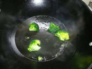 9、蜜汁叉烧,锅子加水煮开加点油放下菜花过水即可。