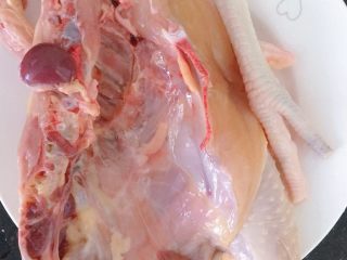 2、电饭煲焗鸡,背面也要抹上盐，按摩一下，然后静置一会儿