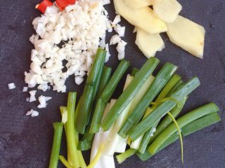 3、电饭煲焗鸡,葱切段，姜切片，四瓣蒜头切末，辣椒切碎