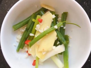 4、电饭煲焗鸡,把步骤3的材料放到碗里，准备调酱汁