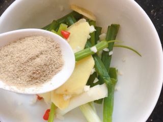 5、电饭煲焗鸡,加两茶匙胡椒粉