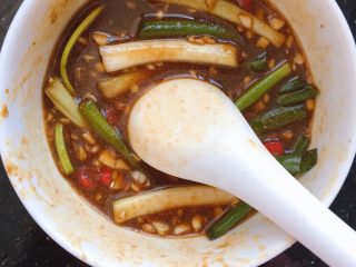 11、电饭煲焗鸡,加入两茶匙开水，搅拌均匀，边搅拌边按压里面的葱姜蒜，让其出汁，然后静置一会儿