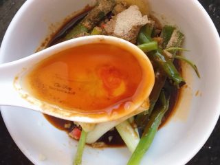 9、电饭煲焗鸡,一茶匙香麻油