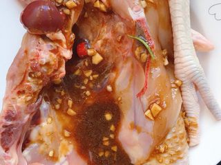 12、电饭煲焗鸡,之后勺一勺酱汁在鸡的背面，用手涂匀按摩一下