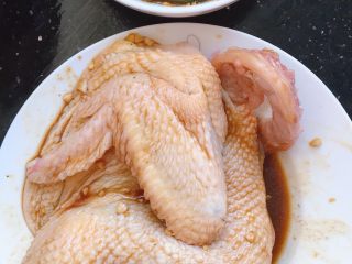 13、电饭煲焗鸡,翻到正面，照样勺一勺酱汁在鸡身上，涂匀用手轻轻按摩一下，然后静置片刻