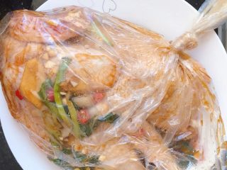 14、电饭煲焗鸡,取一个保鲜袋，把鸡和剩下的酱汁都倒进去袋子里，扎进袋子，放进冰箱冷藏腌制一夜
