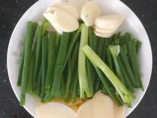 15、电饭煲焗鸡,将剩下的姜切片，葱切段，蒜头切片