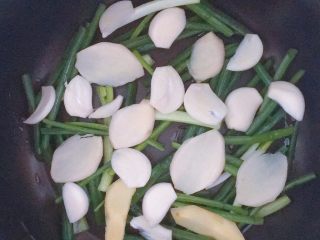 16、电饭煲焗鸡,电饭煲里倒入少许油，将葱段姜片和蒜片铺在锅底