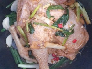 17、电饭煲焗鸡,放入鸡，把酱汁一并倒进去，电饭煲煮20分钟即可