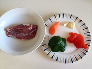 1、溜肉段,准备食材。