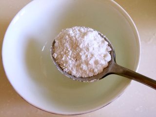 3、溜肉段,2小勺淀粉放入碗中。