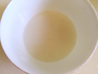 4、溜肉段,加入2.5小勺清水融化。