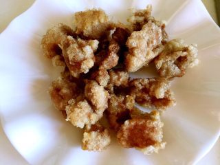 8、溜肉段,捞出沥干油。