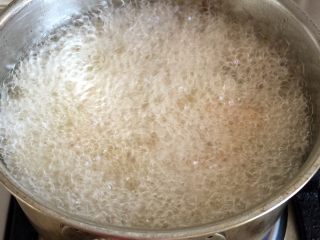 9、溜肉段,大火加热油锅至七成热，放入肉块复炸一下，马上捞出。