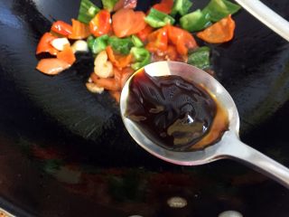 14、溜肉段,放入蚝油调味。