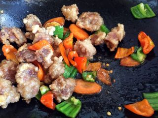 15、溜肉段,放入炸好的肉块翻炒几下。