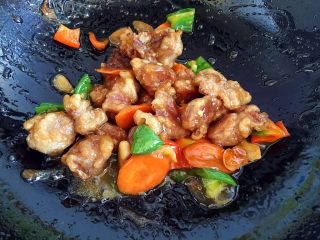 18、溜肉段,翻炒均匀后熄火。