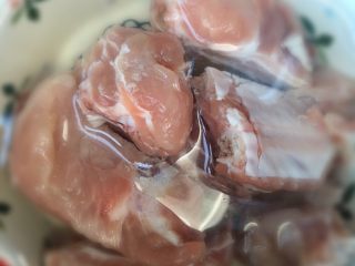 3、五彩糯米排骨卷,小排浸泡去除血水