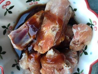 4、五彩糯米排骨卷,放入调料腌制2小时