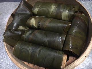 12、五彩糯米排骨卷,全部都裹好卷起排在蒸笼里