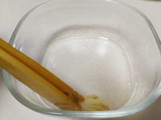 9、牛奶也能炸着吃,容器四周抹上一层油