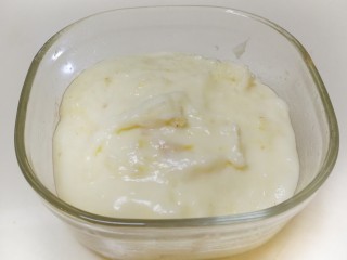 10、牛奶也能炸着吃,把奶糕(我这么称呼了)放进容器里,上面抹平一点